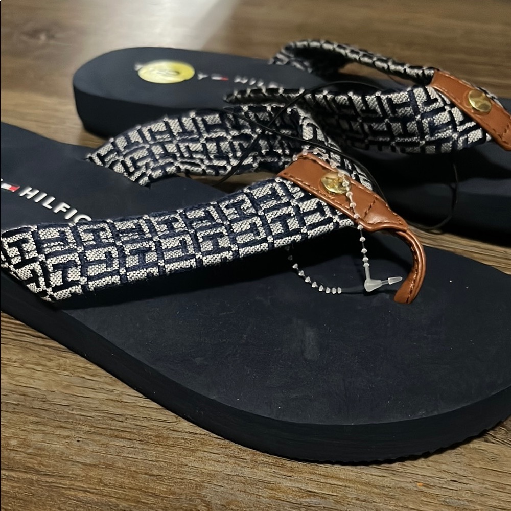 New Tommy Hilfiger Black Flip Flops - Picture 2 of 4